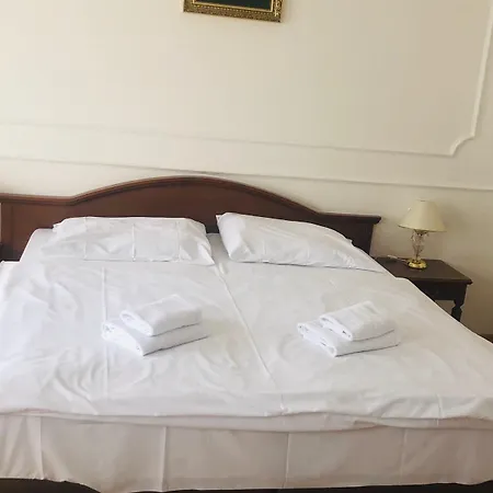 Renesance Krasna Kralovna 4* קרלובי וארי