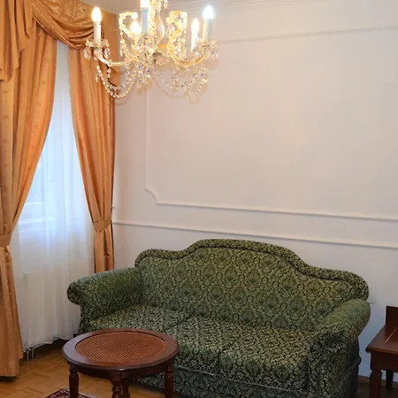 Renesance Krasna Kralovna מלון 4*