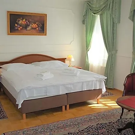 Renesance Krasna Kralovna Hotel 4*